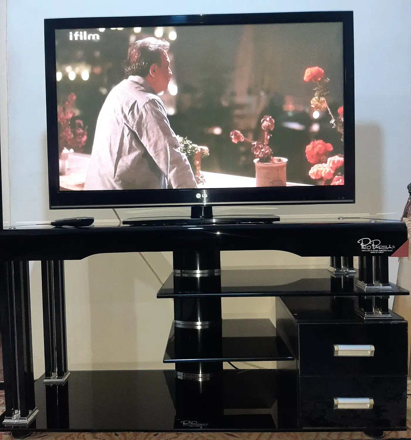 تلوزیون ۴۲ همراه با میز تلوزیون|تلویزیون و پروژکتور|چهارباغ, |دیوار