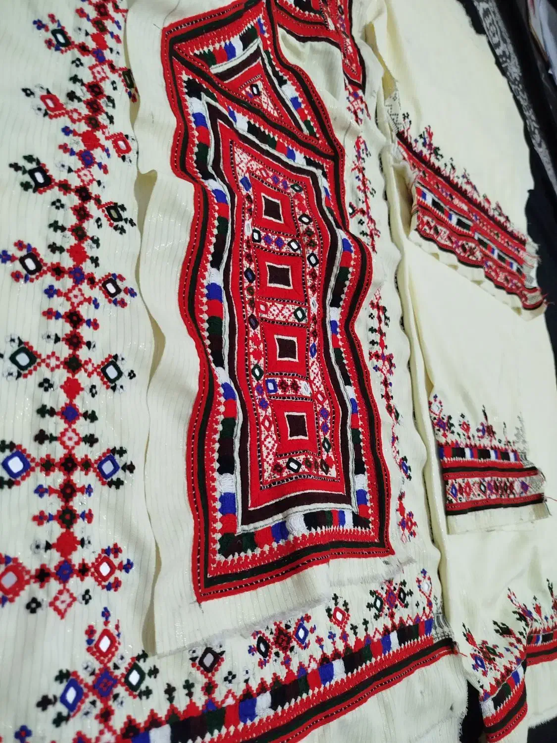 زیح لباس|لباس|جالق, |دیوار