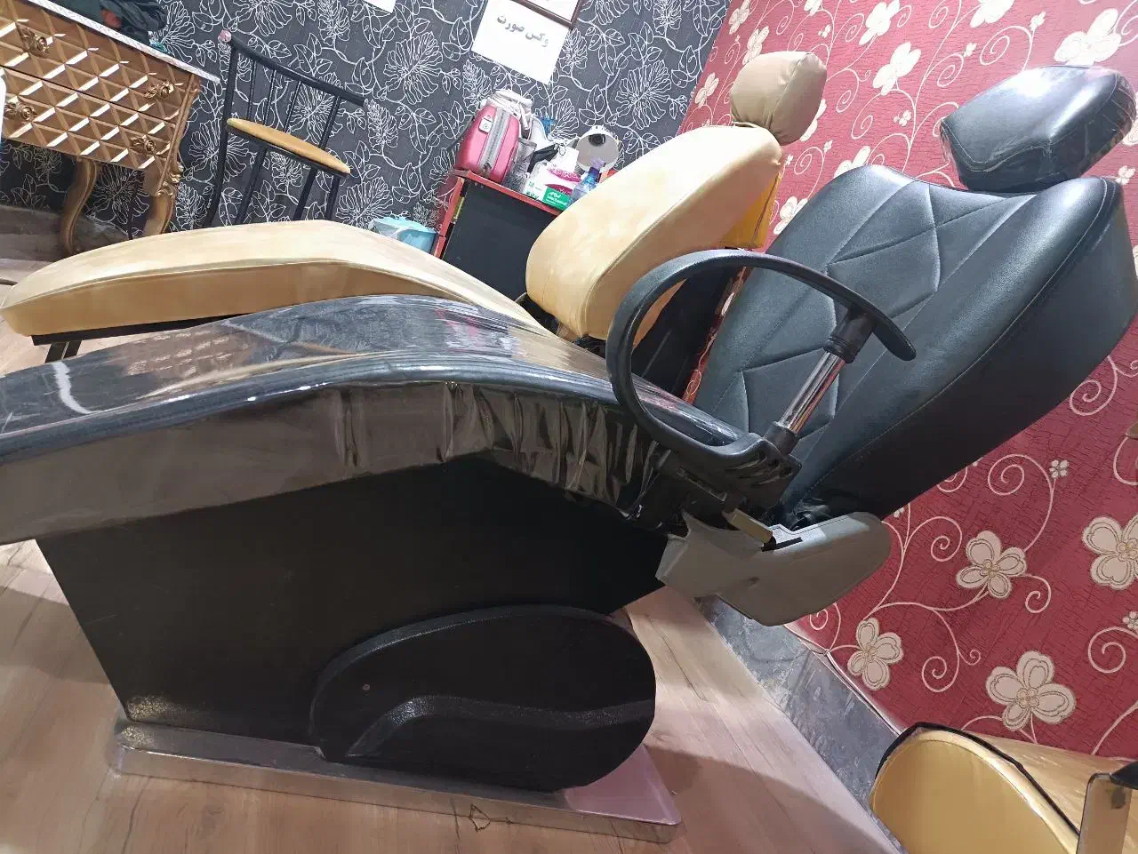 صندلی|آرایشگاه و سالن‌های زیبایی|اردبیل, |دیوار