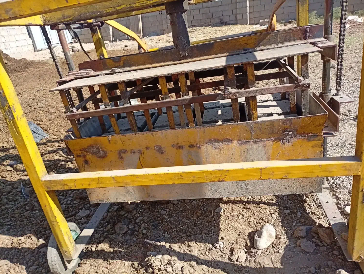 یک دستگاه بلوک زن درحدنو تازه تنظیم شده|ماشینآلات صنعتی|چهاربرج, |دیوار