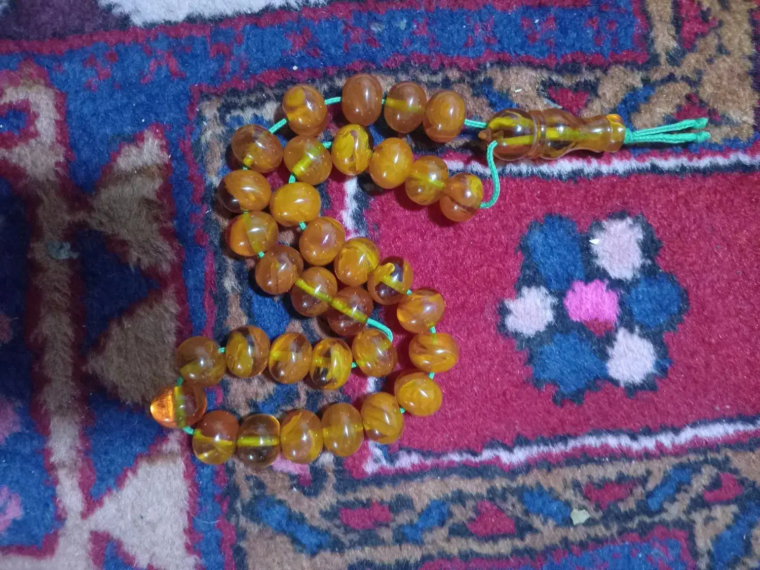 یک تسبح کهربا فروشی|کلکسیون اشیاء عتیقه|سهند, |دیوار