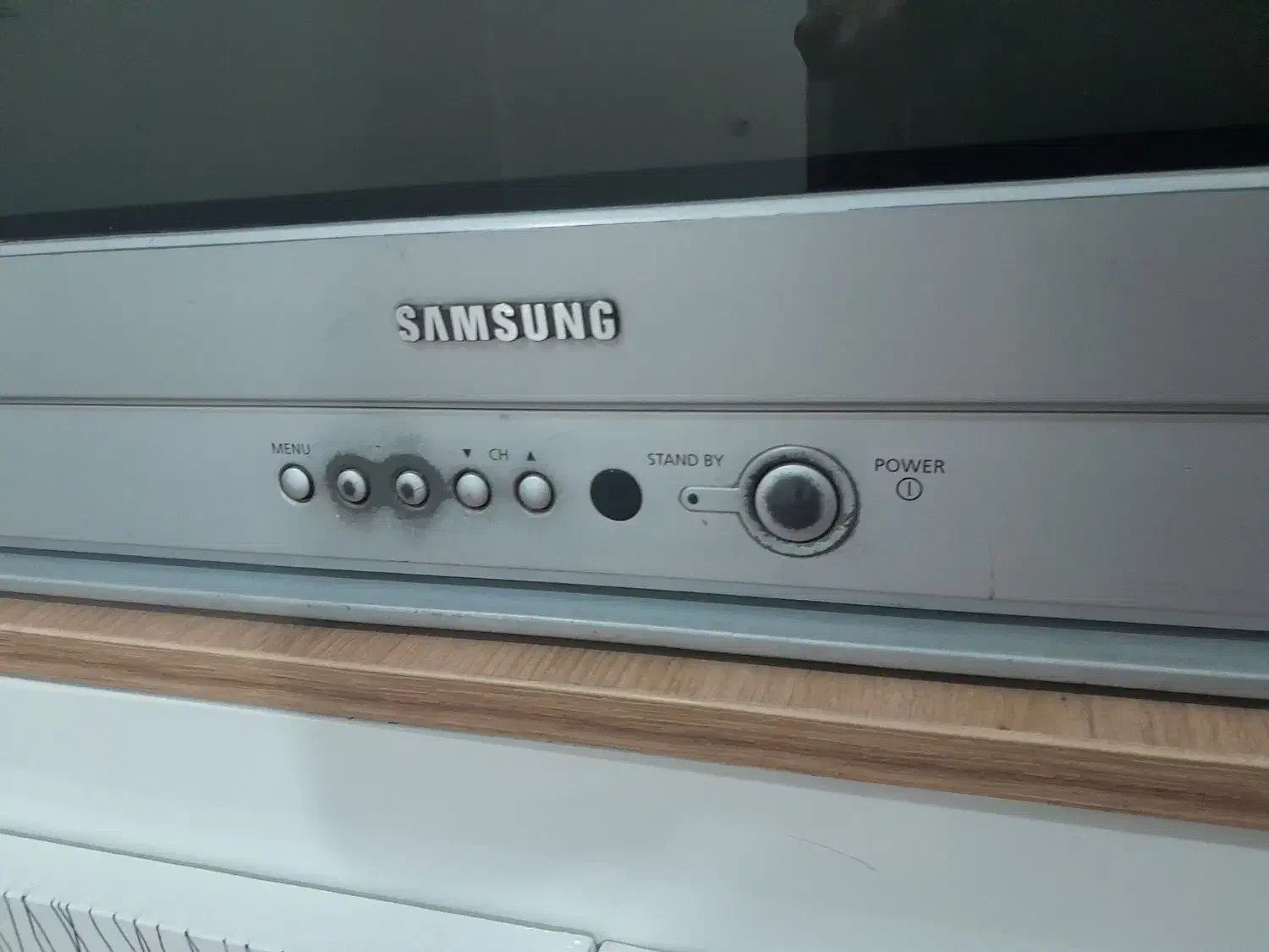 تلوزیون ۲۱اینچ اصل کره|تلویزیون و پروژکتور|سنندج, |دیوار