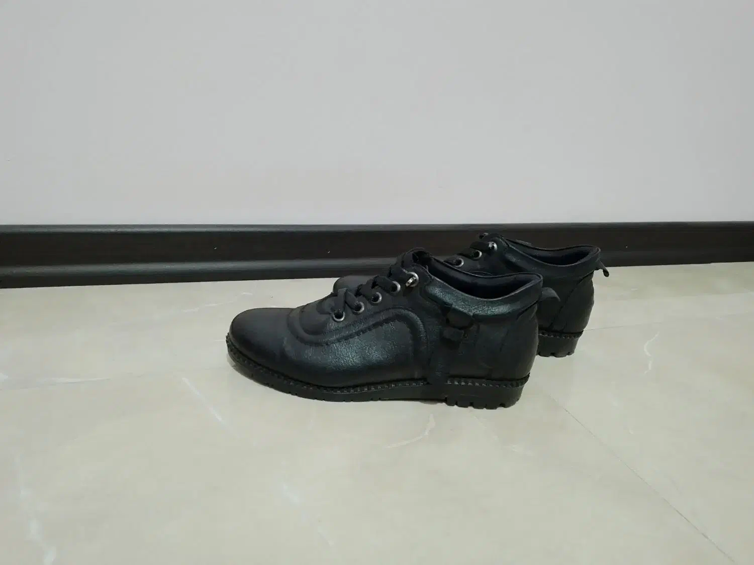 کفش واکس خور|کیف، کفش، کمربند|هشتگرد, هشتگرد قدیم|دیوار