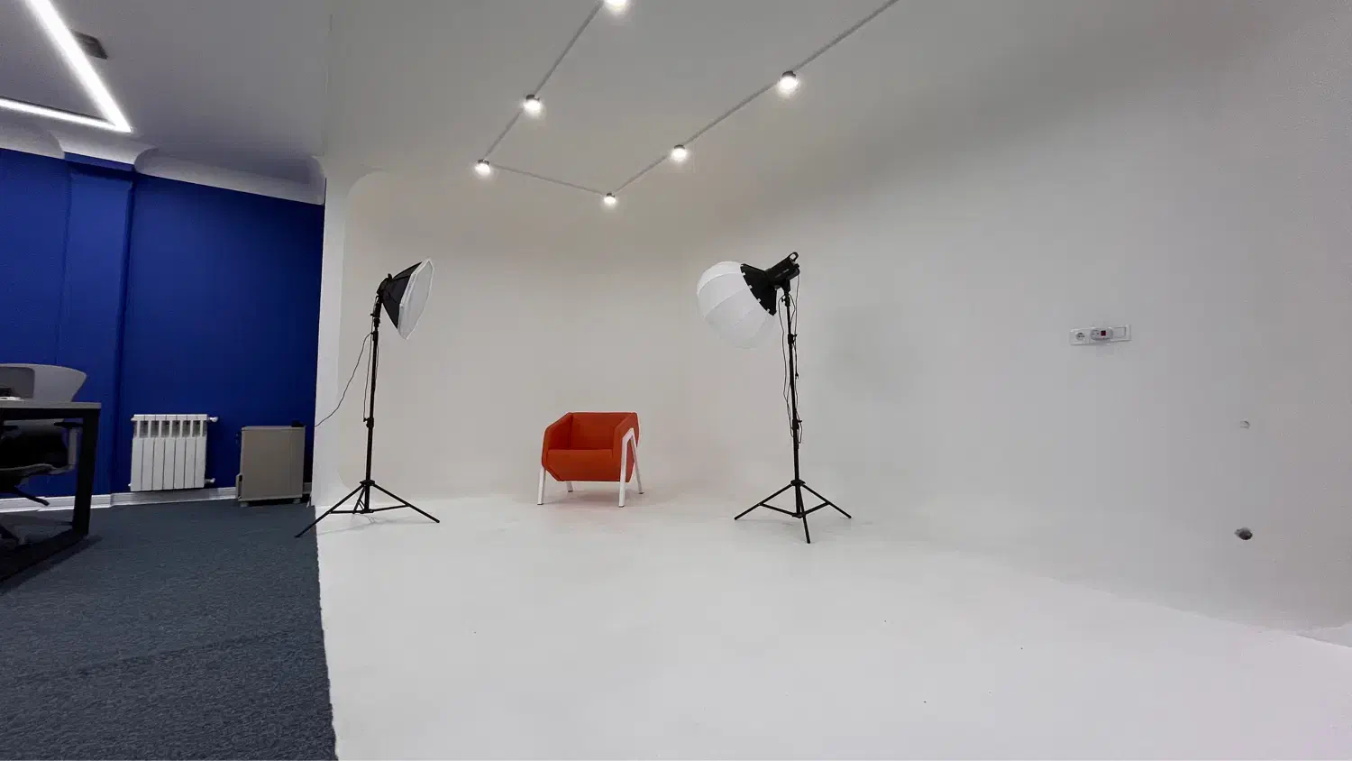 اجاره استودیو وایت روم ، وایت باکس با تجهیزات|اجارهٔ کوتاه‌مدت دفتر کار و فضای آموزشی|تهران, ونک|دیوار