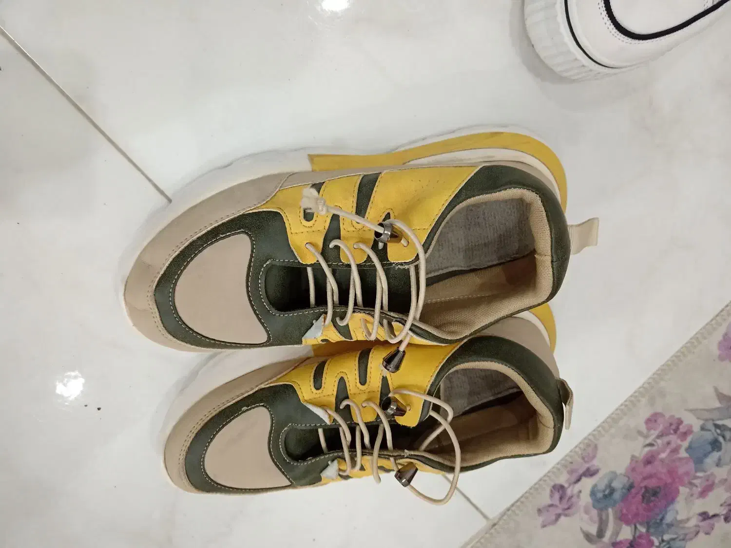 چند عدد کتونی خارجی|کیف، کفش، کمربند|رشت, گلزاران|دیوار