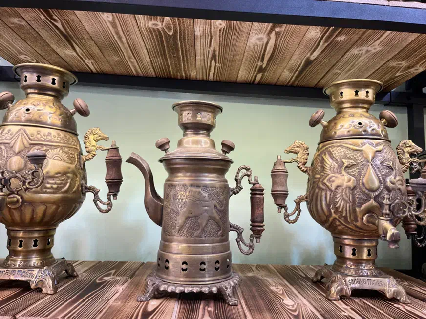 سماور تمام نقش بسیار زیبا(انتیک مدانلو)|کلکسیون اشیاء عتیقه|ساری, |دیوار