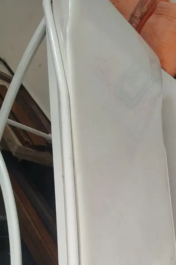 تخت سفید پایه ثابت|تخت و صندلی بچه|شیراز, شهرک ویلایی بهاران|دیوار