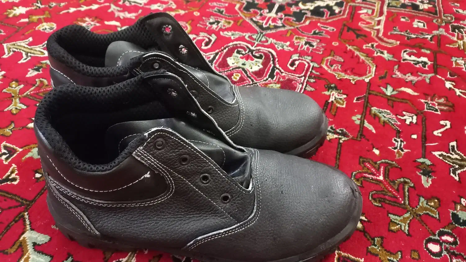 کفش ایمنی|کیف، کفش، کمربند|ایواوغلی, |دیوار