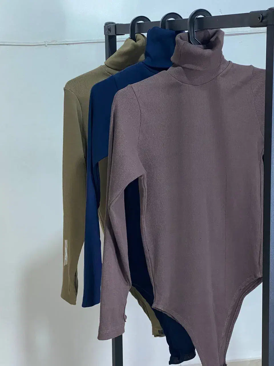 بادی یقه اسکی|لباس|گرمسار, |دیوار