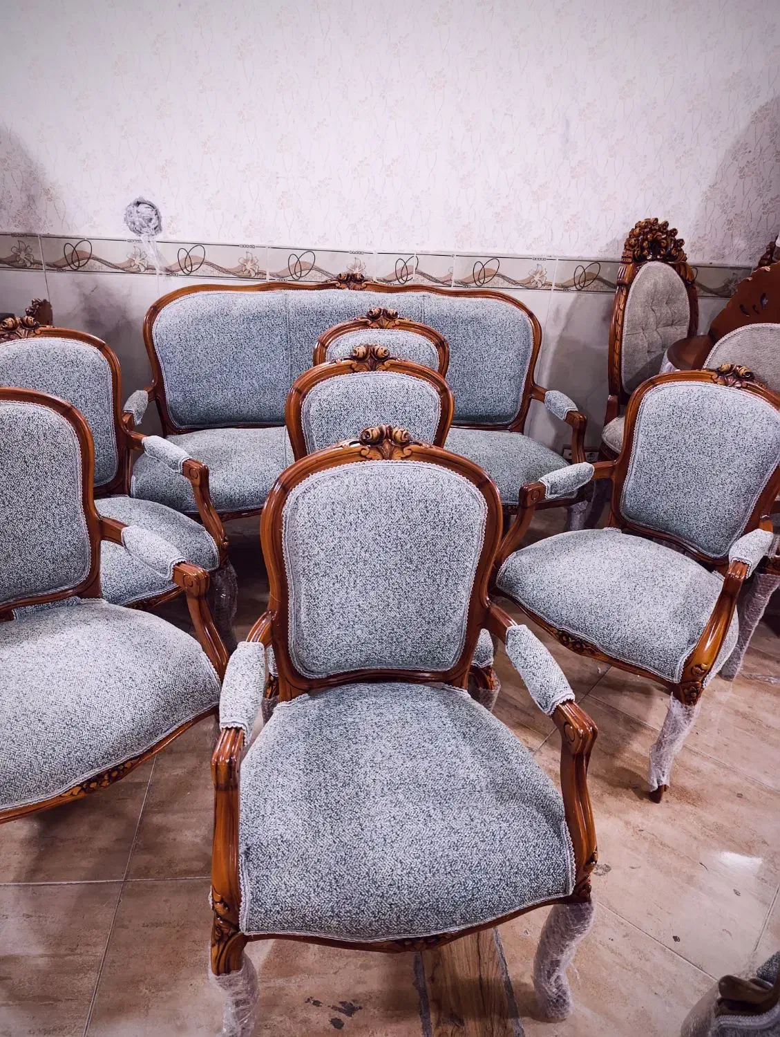 مبل های ظریف کلاسیک آکبند ۷نفره و ۹نفره|مبلمان خانگی و میز عسلی|کرمانشاه, |دیوار