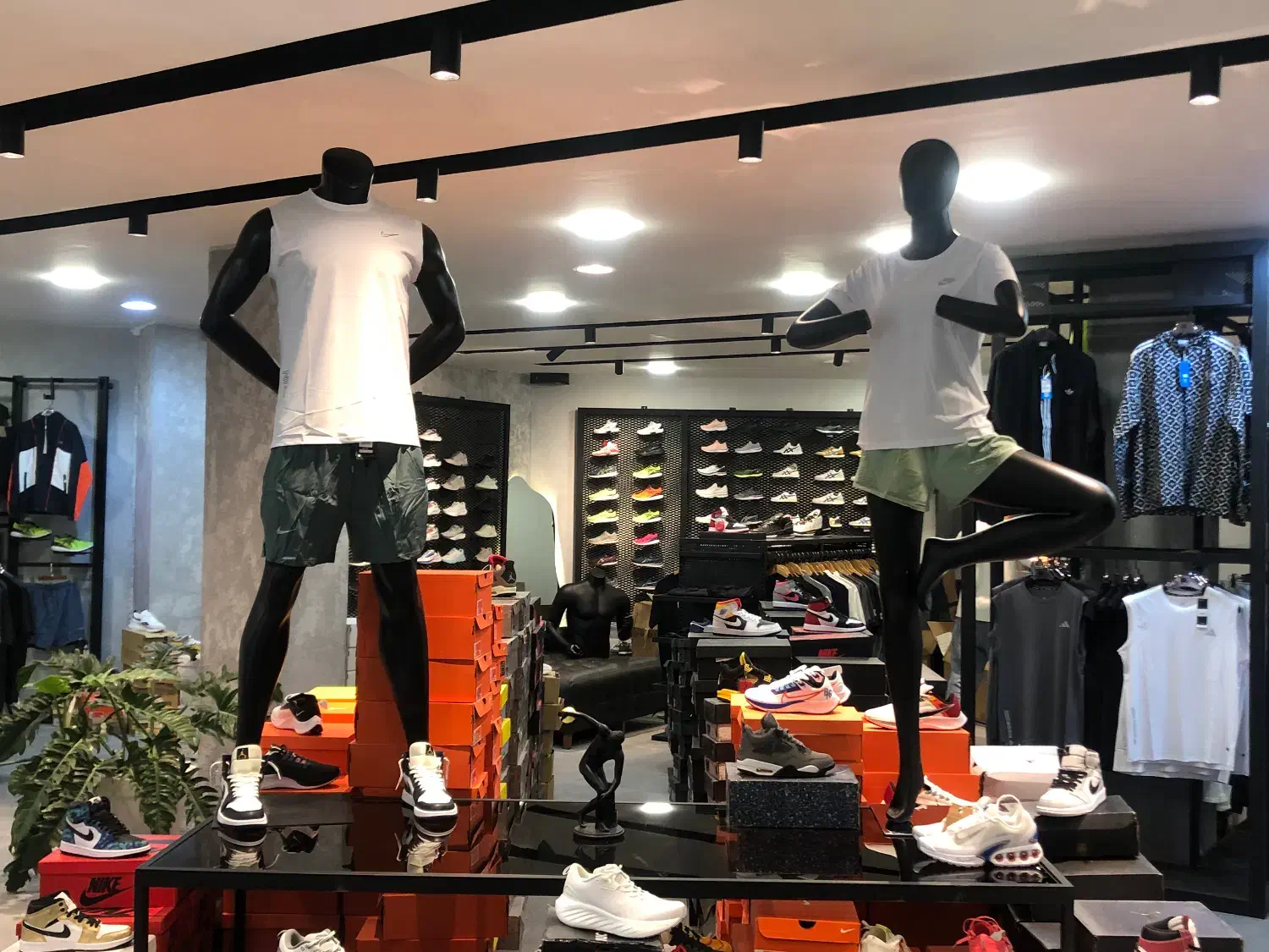 فروشنده پوشاک نیازمندیم|استخدام بازاریابی و فروش|کیش, |دیوار