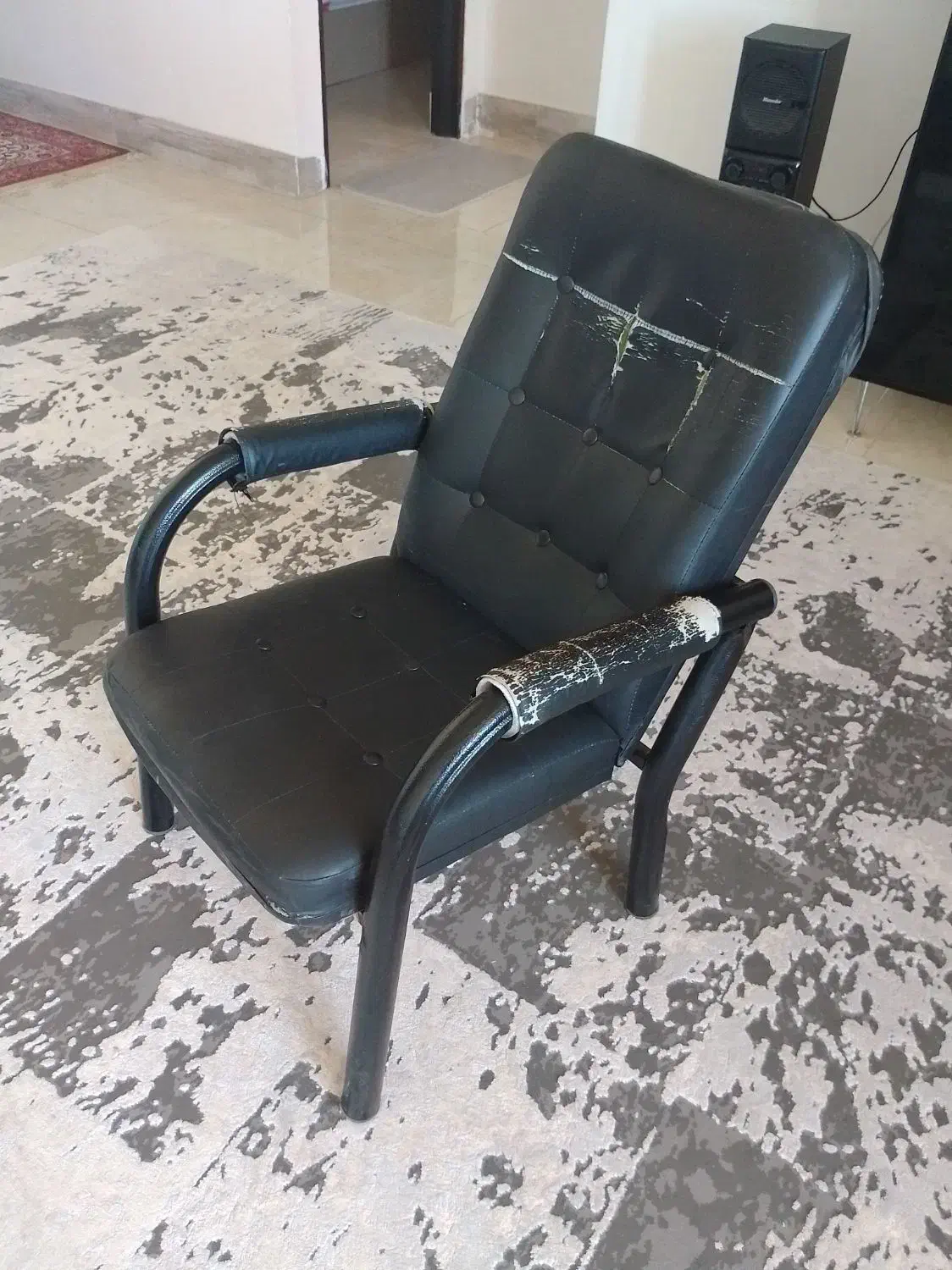 صندلی اداری سالم به همراه کوسن نشیمن|صندلی و نیمکت|خمین, |دیوار