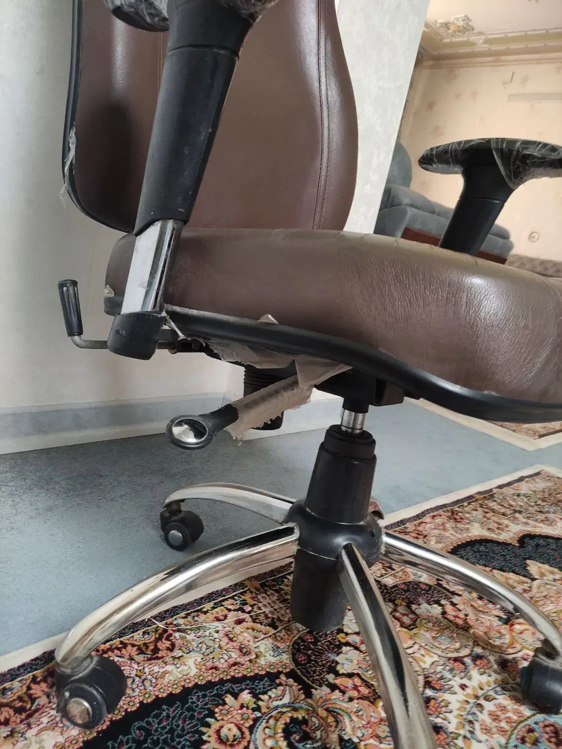 صندلی اداری چرخ دار|مبلمان اداری|شیراز, کوشک میدان|دیوار