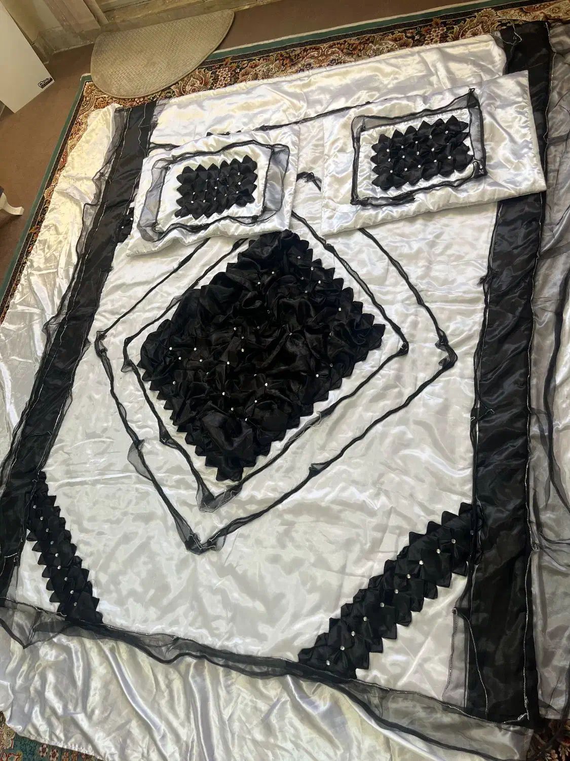 روتختی ساتن سفید مشکی در حدنو|سرویس روتختی|همدان, |دیوار