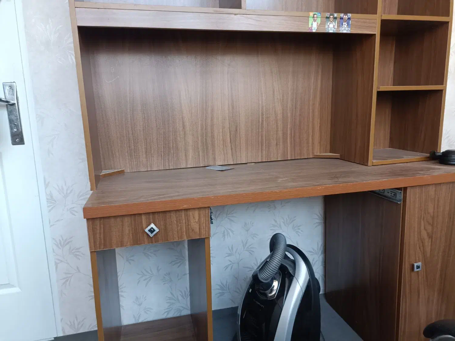 میز و کتابخانه با هم به فروش می‌رسد|میز تحریر و کامپیوتر|اقبالیه, |دیوار