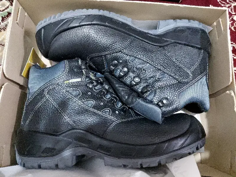 کفش ایمنی|کیف، کفش، کمربند|آبپخش, |دیوار