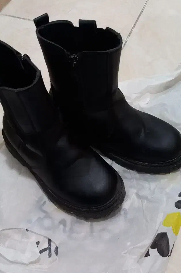 پوتین بچگانه|کفش و لباس بچه|قدس, شهر‌قدس|دیوار