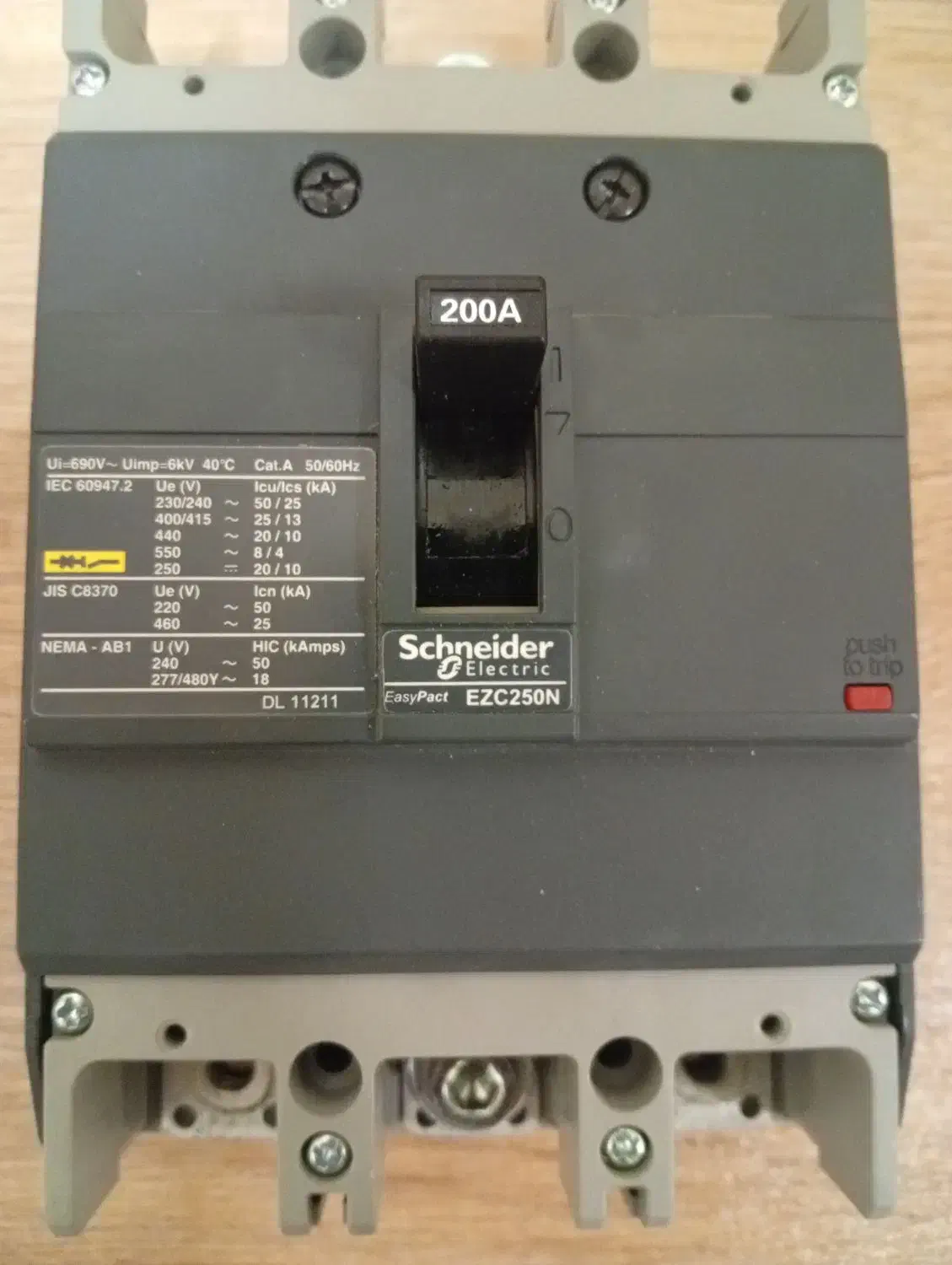 کلید کمپکت 200 آمپر اشنایدر|مصالح و تجهیزات ساختمان|خورموج, |دیوار