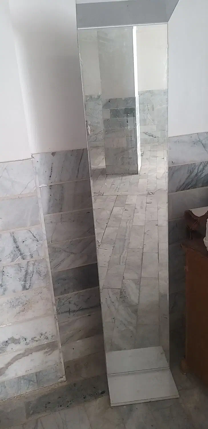 .اینه کاملا نو ومدل عروسکی تمرین ارایشگری کار کرده|کتابخانه، شلف، قفسه‌های دیواری|زنجان, |دیوار