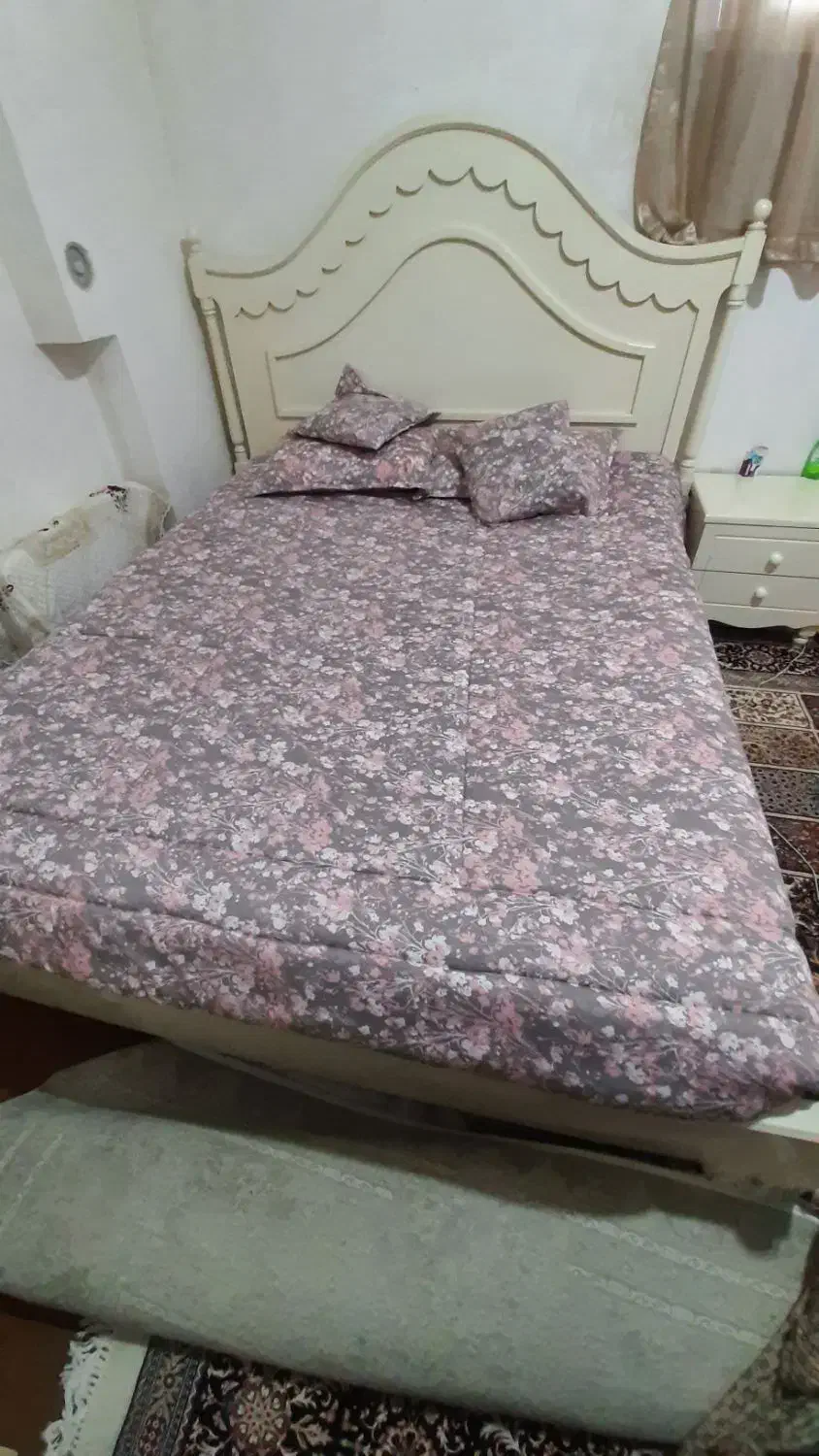 تخت خواب دونفره چوبی سالم در حد نو|تخت و سرویس خواب|سبزوار, شهدا|دیوار