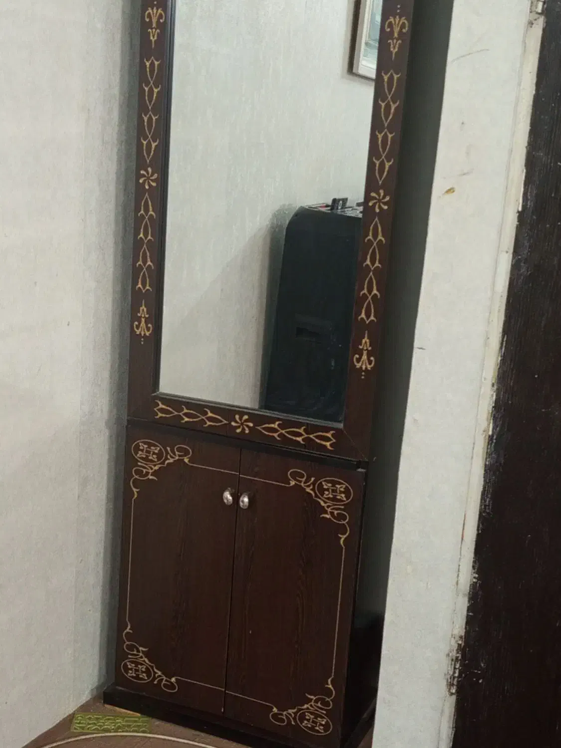 جاکفشی|جاکفشی، کمد، دراور|قم, وادی السلام|دیوار