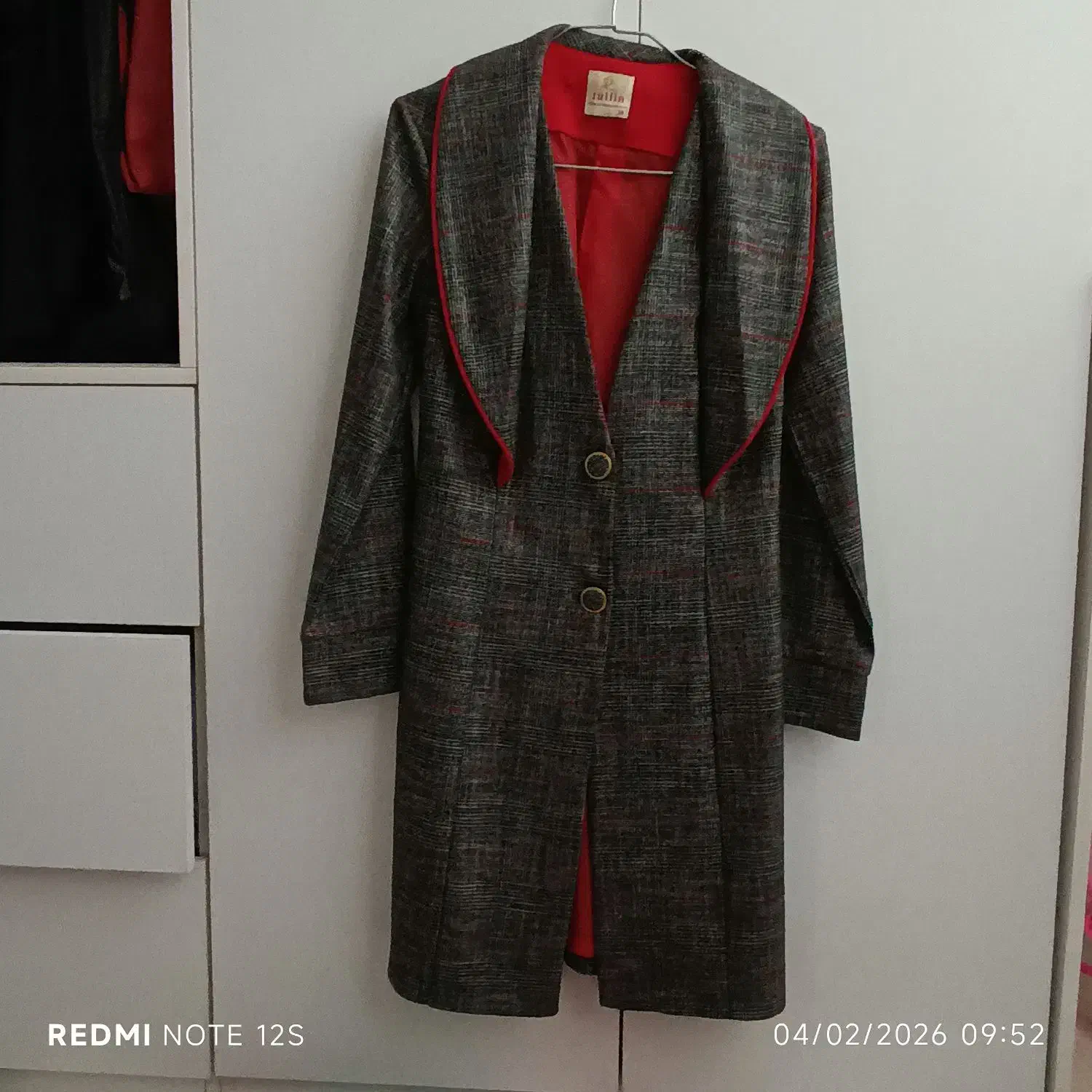 پالتو نونو|لباس|ری, جوانمرد قصاب|دیوار