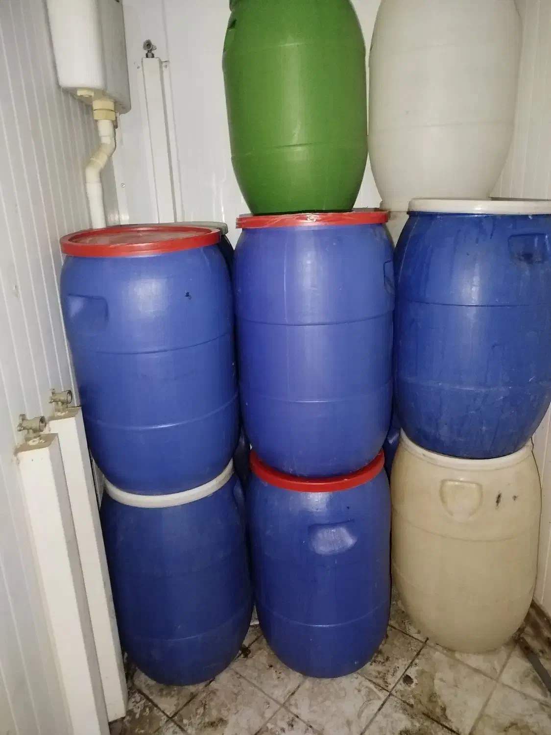 بشکه|ظروف نگهدارنده، پلاستیکی، یک‌بارمصرف|دوگنبدان, |دیوار