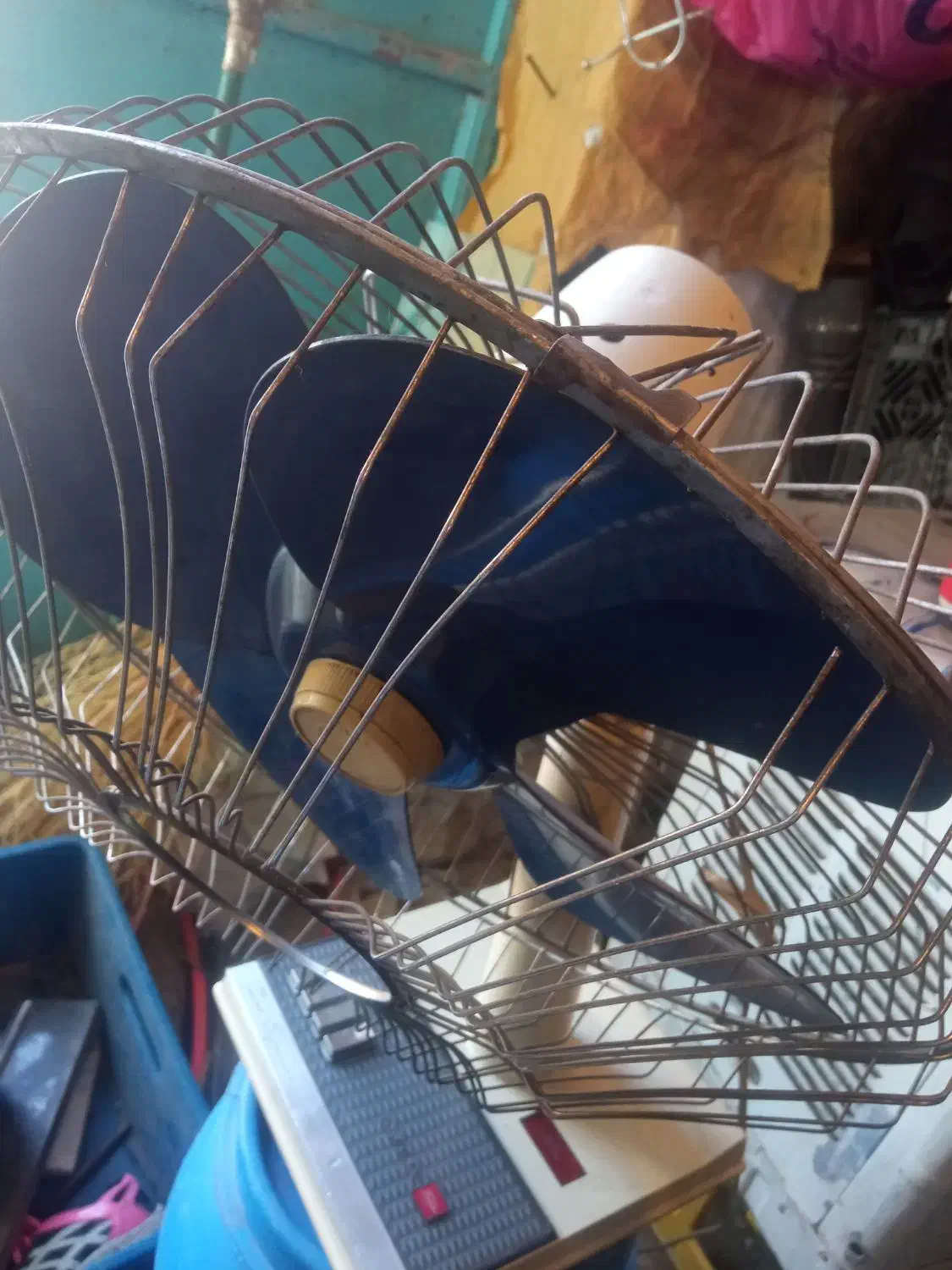 پنکه قدیمی آهنی توشیبا نیاز تعمییر و پنکه سقفی|پنکه و تصفیه‌کنندهٔ هوا|نهاوند, |دیوار