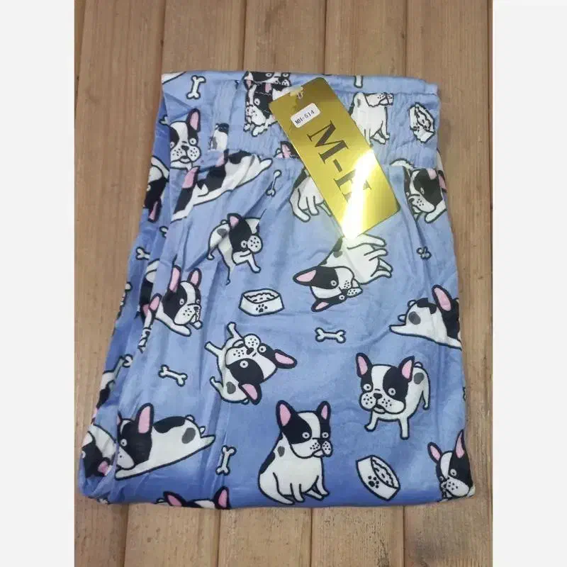 لباس زنانه و بچگانه|لباس|شیروان (خراسان), |دیوار