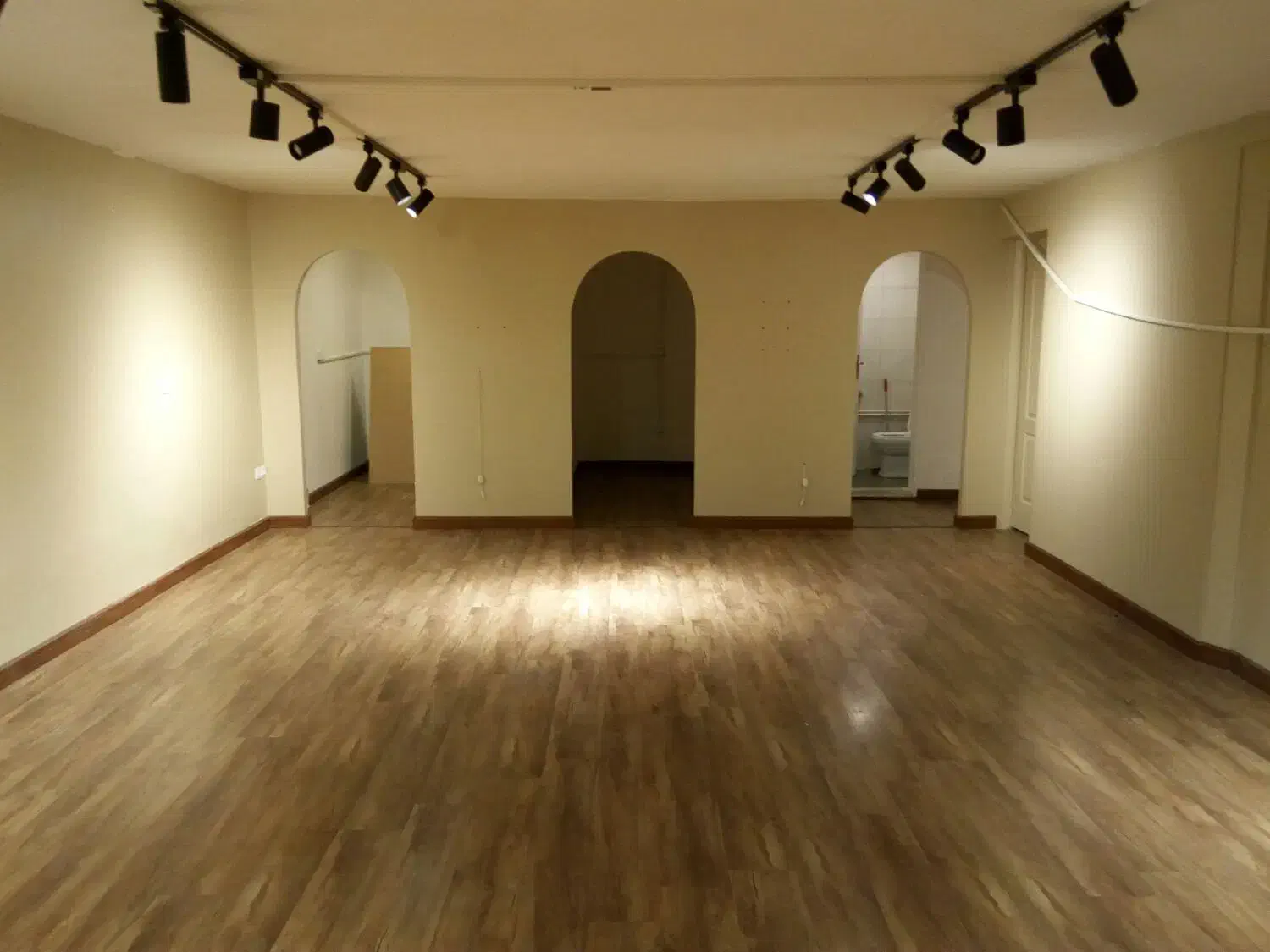 اجاره ۳۶۰ متر ۳ طبقه آجودانیه