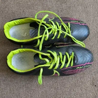 کفش چمن|کیف، کفش، کمربند|شیراز, لشکری‎|دیوار