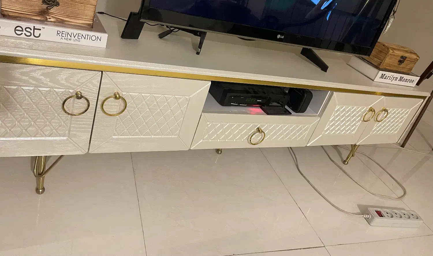 میز تی وی|میز تلویزیون|تهران, اختیاریه|دیوار