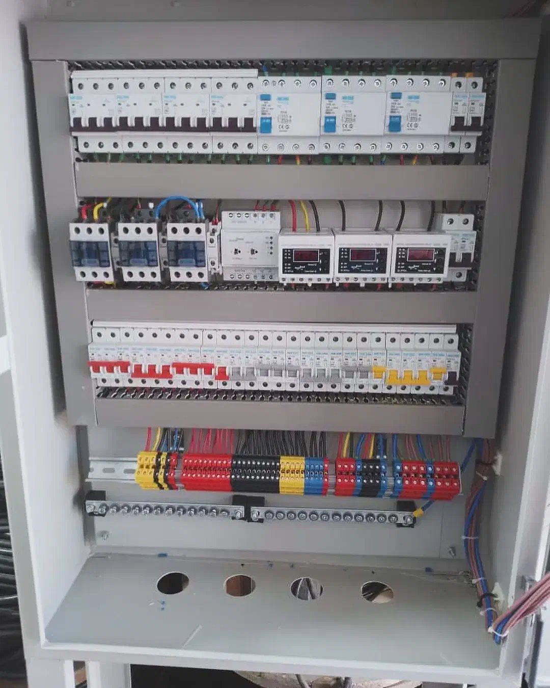 برقکار صنعتی و نصاب دوربین مداربسته|خدمات پیشه و مهارت|قشم, |دیوار