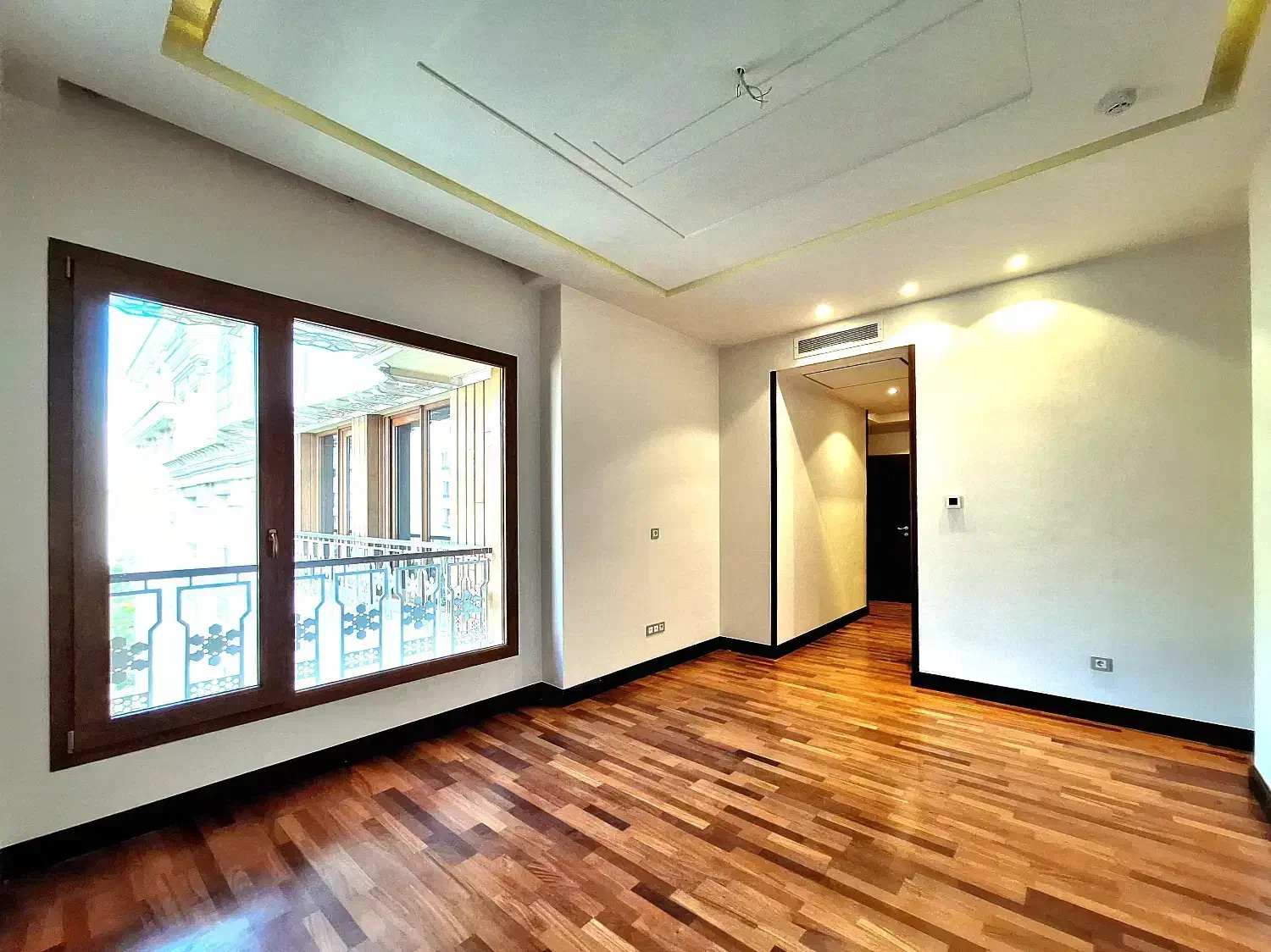 ۲۰۰ متر ۳ خواب فول امکانات لوکس/ ۲ پارکینگ سندی