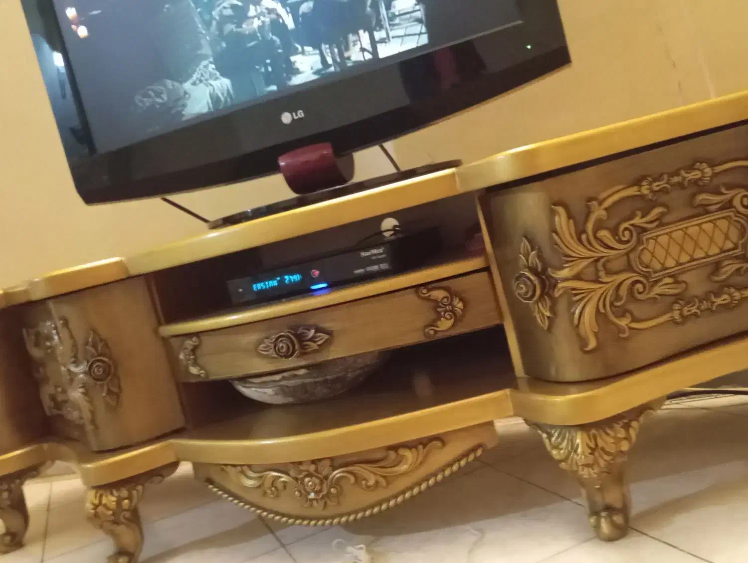 میز تلویزیون|میز تلویزیون|اندیشه, اندیشه فاز ۱|دیوار