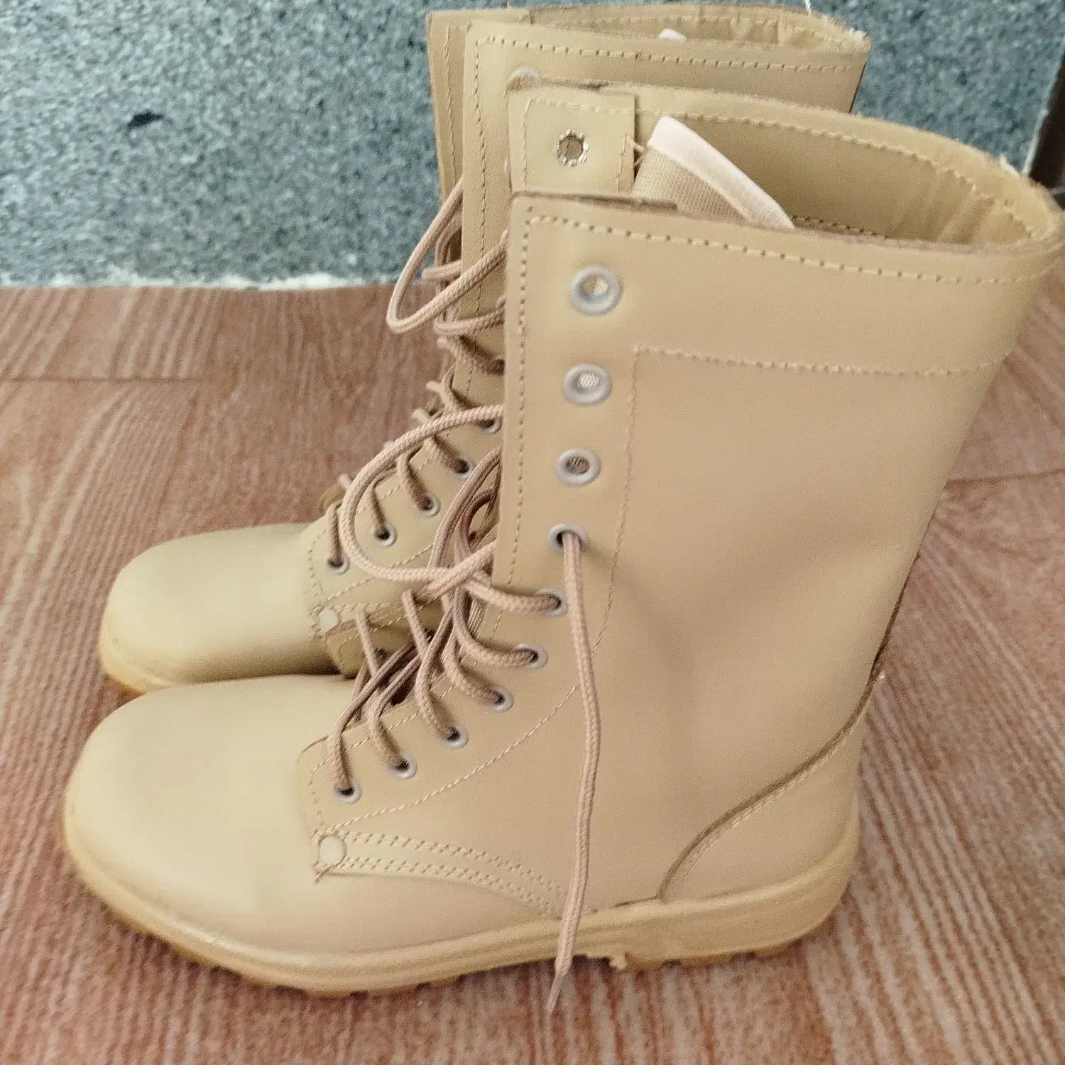 لباس و پوتین مرزبانی|لباس|قره ضیاالدین, |دیوار