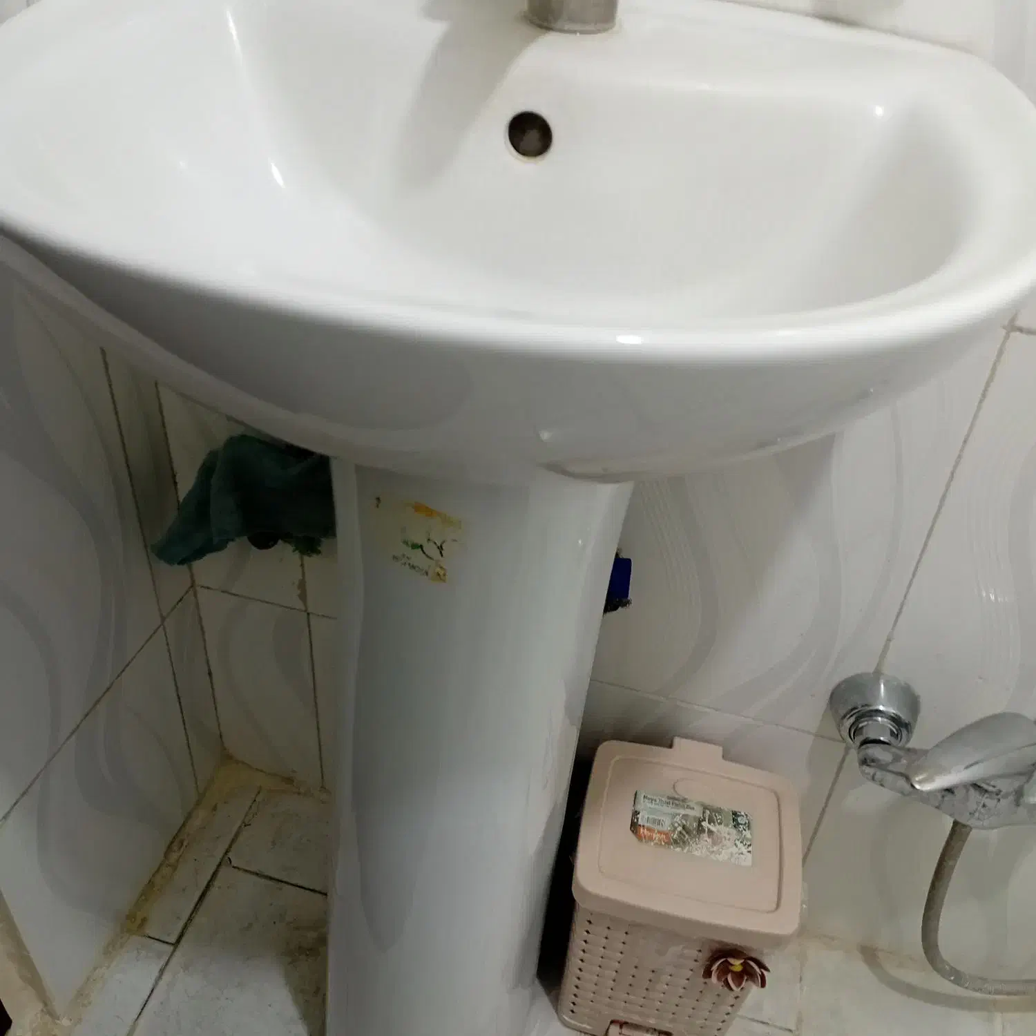 روشویی پایه دار سالم تمیز|لوازم سرویس بهداشتی|محمدیه-قزوین, |دیوار