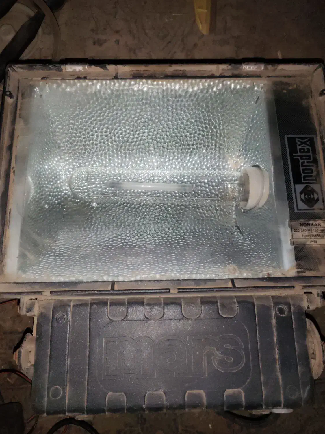 پرژکتورw۴۰۰ دمنده هوا معاوضه|لامپ و چراغ|مشهد, وکیلآباد|دیوار