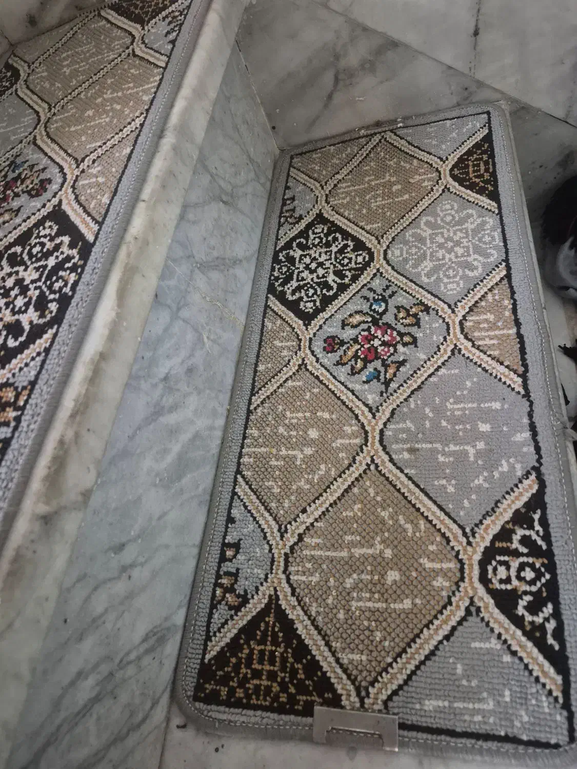 فرش روپله|پادری|نیشابور, هفده شهریور|دیوار