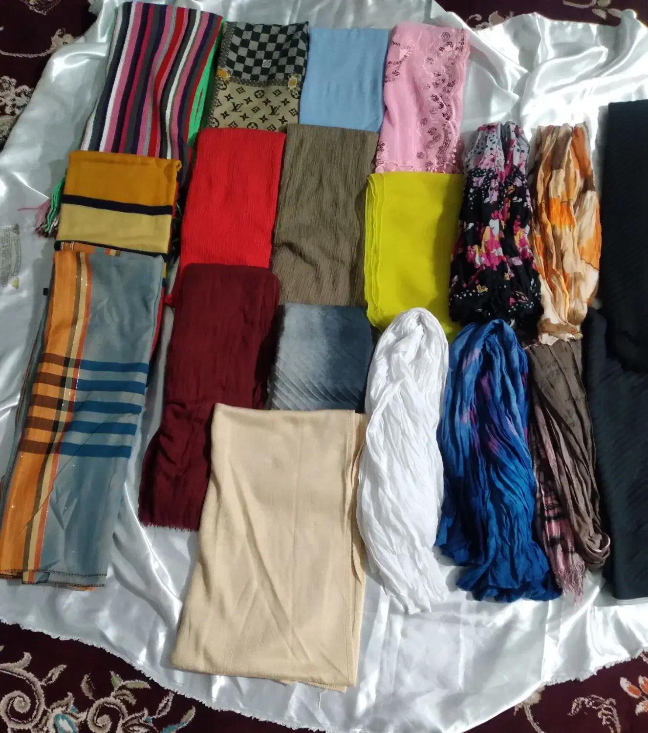 تعدادی شال|لباس|زرین دشت (همدان), |دیوار