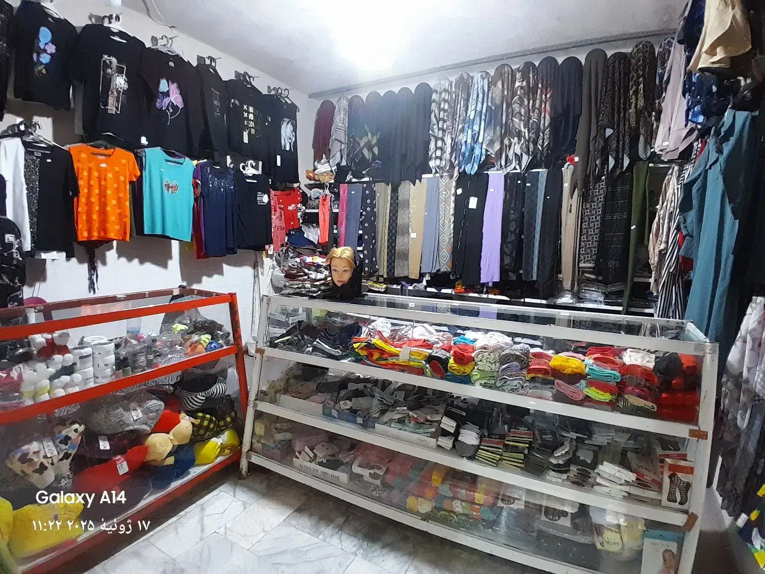 کلیه اجناس مغازه واگذار میشود|لباس|ماهان, |دیوار