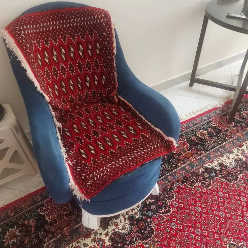 مبل تکنفره و میز جلوش فقط ۷۰۰|مبلمان خانگی و میز عسلی|تهران, حکیمیه|دیوار