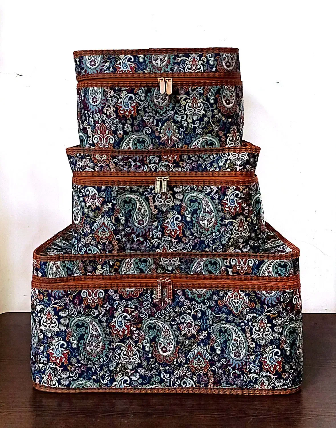 باکس نظم دهنده مستطیلی|لباس|قم, مسجد امام حسن|دیوار