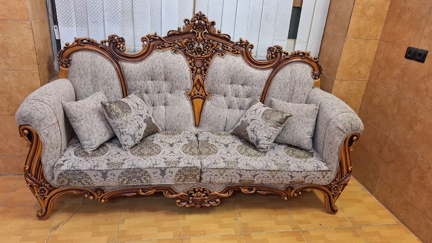 مبلمان نیم ست سلطنتی نونو|مبلمان خانگی و میز عسلی|کرج, پیشاهنگی|دیوار