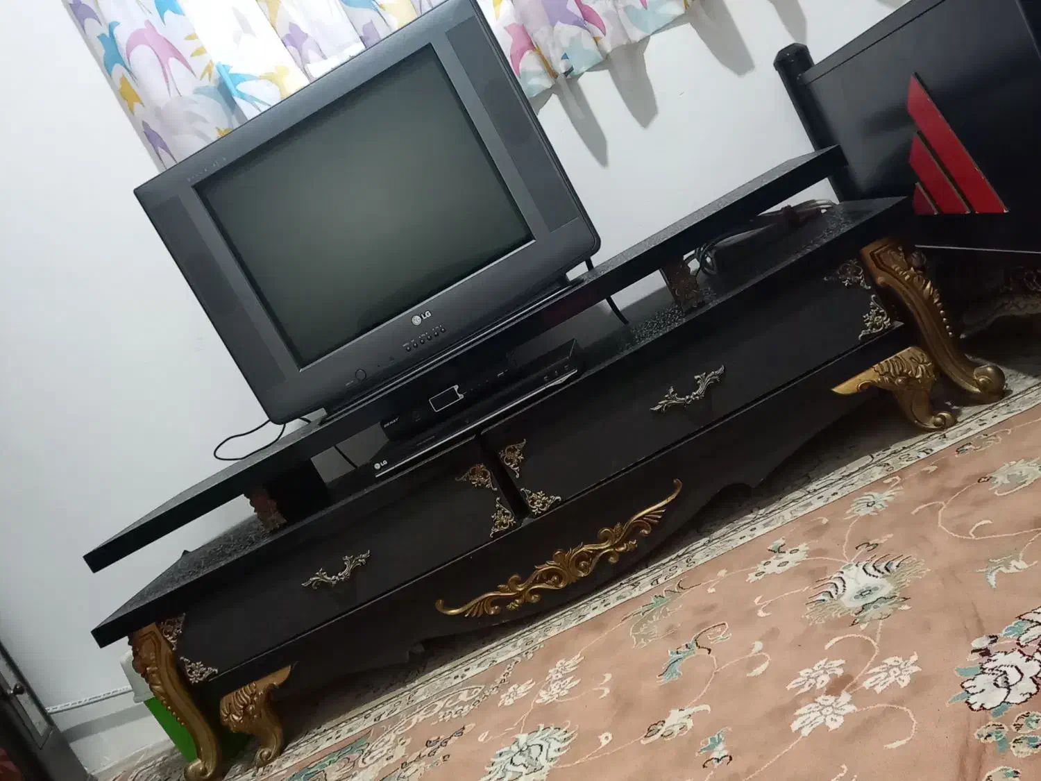 تلویزیون و میز تلویزیون و دستگاه دیجیتال|تلویزیون و پروژکتور|رشت, حومه رشت|دیوار