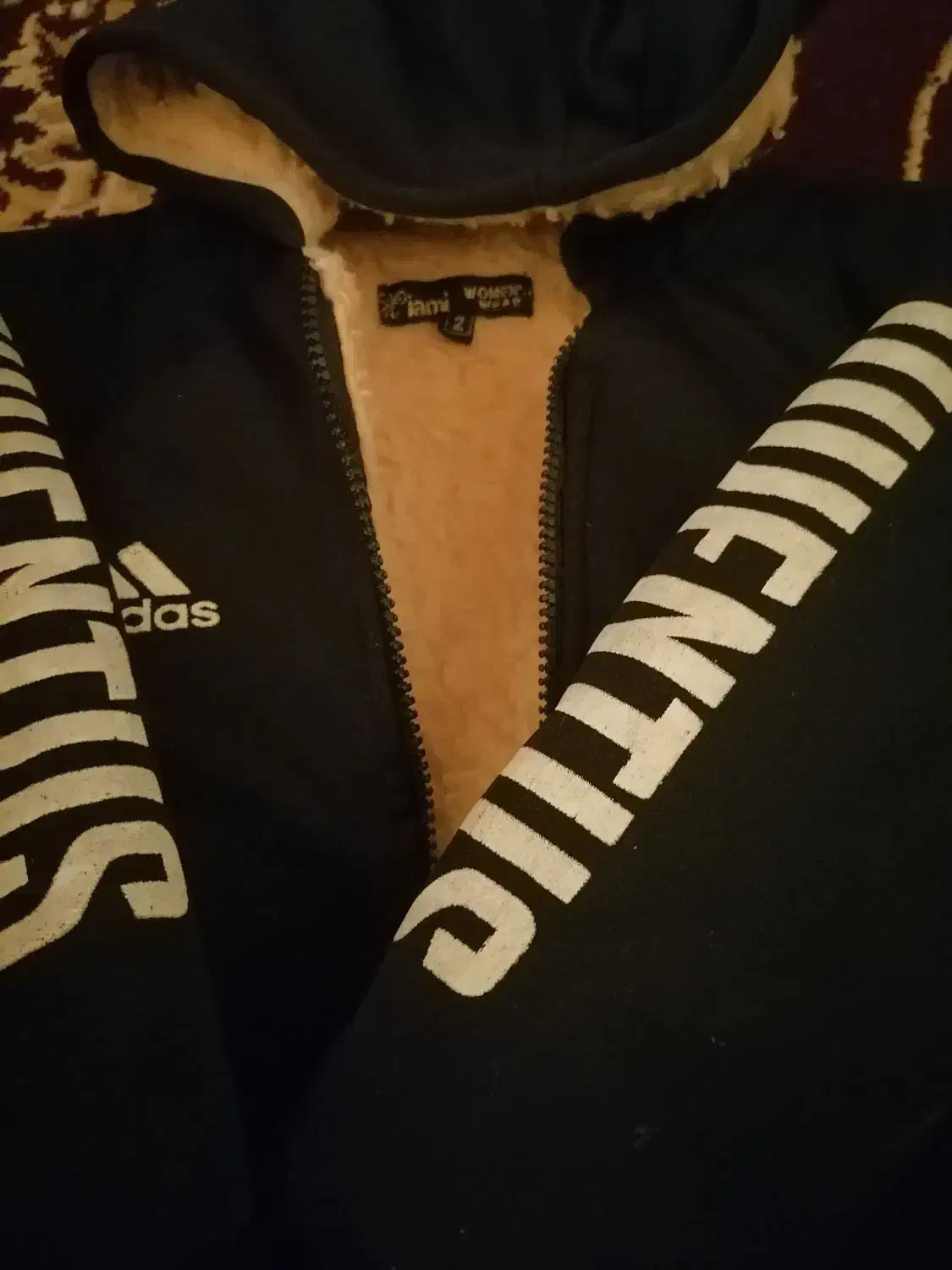 کاپیشن|کفش و لباس بچه|یاسوج, |دیوار