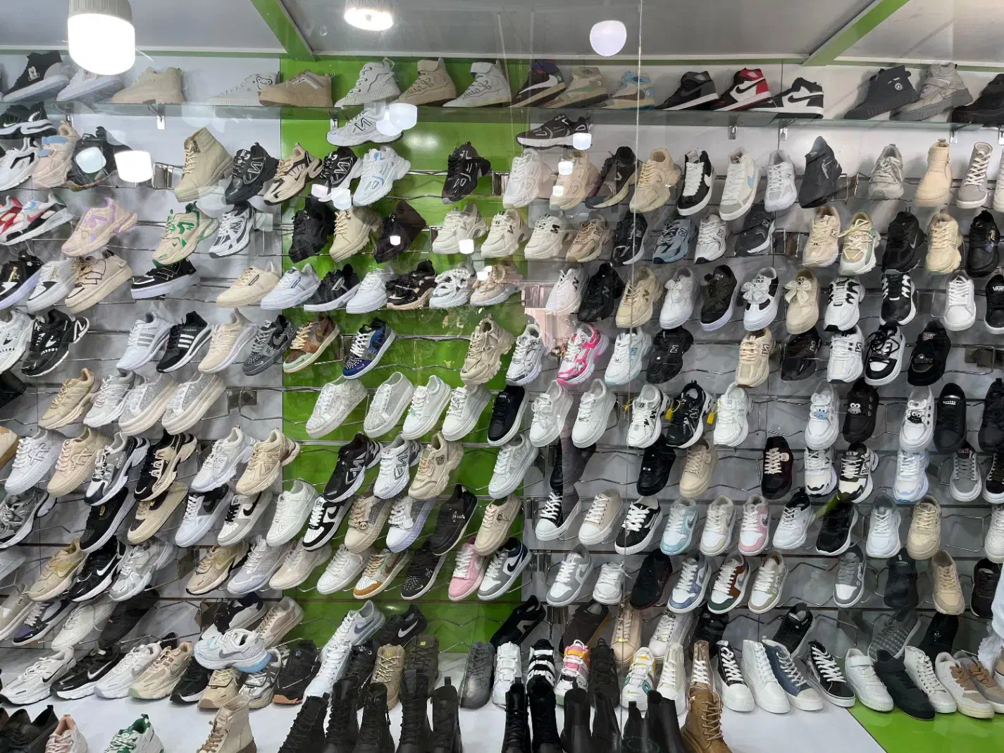 فروشنده اقا برای کفش قسمت زنانه و مردانه|استخدام بازاریابی و فروش|بم, |دیوار