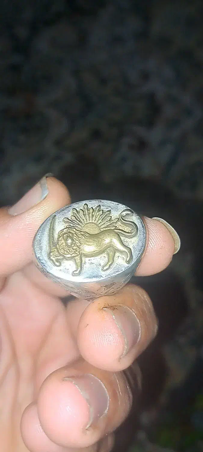 انگشتر شیر خورشید|کلکسیون اشیاء عتیقه|شوش, |دیوار