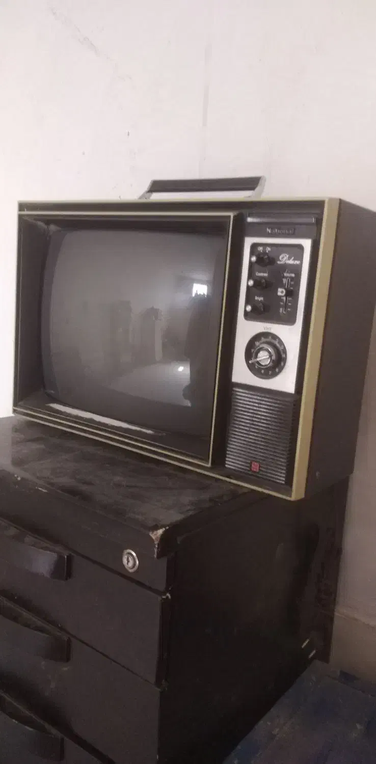 تلوزیون قدیمی|تلویزیون و پروژکتور|شیراز, میانرود|دیوار