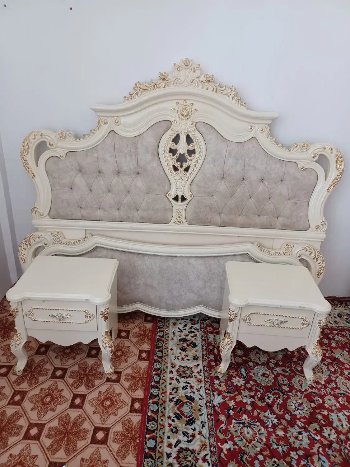 تخت خواب سالم‌ همراه با میز آرایشی|تخت و سرویس خواب|پارس‌آباد, |دیوار